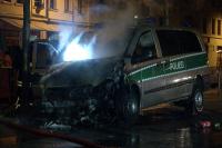 Nach dem Angriff auf das Firmenbüro von AfD-Chefin Frauke Petry fackelten die Linksautonomen ein Polizeiauto im Osten Leipzigs ab.