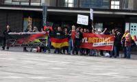 Knapp über 20 Nazis und RassistInnen kamen zur Kundgebung von "Steh auf für Deutschland" - darunter auch Mitgleider der regionalen NPD.