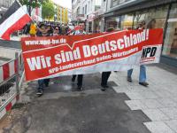 Mitglieder der regionalen NPD beim Versuch eines Aufmarschs am 1. Mai 2013 in Hanau - so präsentierte sich die NPD auf Facebook