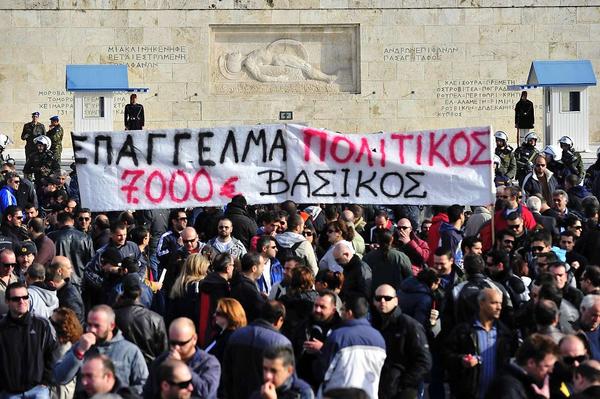 Zunächst beginnen die Proteste friedlich. - Foto: AFP