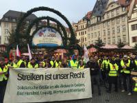 Streikende am Weihnachtsmarkt