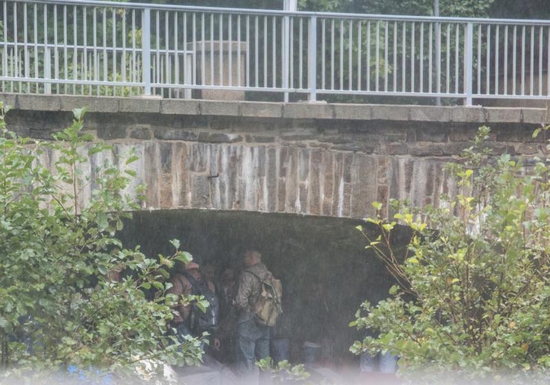 Erster Stopp: Unter der Brücke. Der Regen machte den Rechten schwer zu schaffen