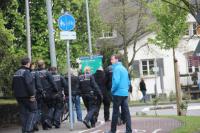 Die Gruppe, die dem "Dritten Weg" zugeordnet wird, muss unter Begleitung der Polizei den Lusienplatz verlassen. | Bild: Anna-Maria Schneider 