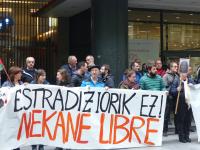Estradizziorik ez (Keine Auslieferung) Versammlung am Aktionstag vor dem Schweizer Konsulat in Bilbao