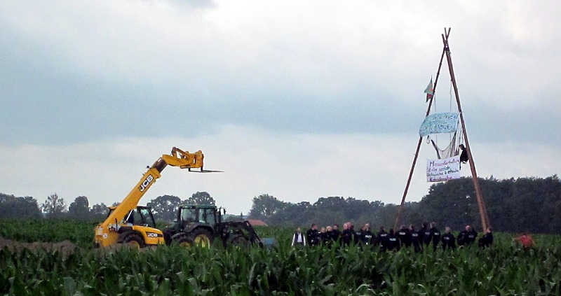 Am Morgen hatte die Polizei versucht, das Feld zu räumen, war aber an den Blockadevorrichtungen der Besetzer_innen gescheitert und hat das Feld verlassen.