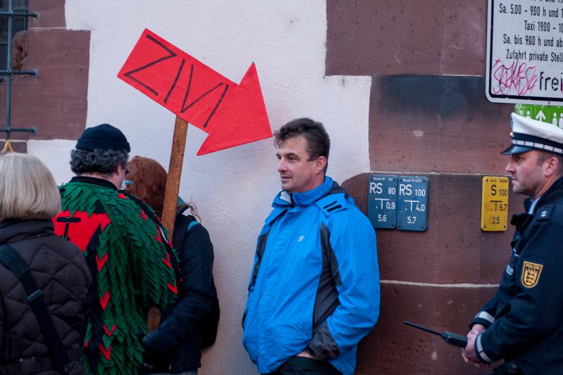 05.03.2011, Nach einer Bullenrazzia in der G19 zog eine Antirep-Demo durch die Freiburger Innenstadt. Neben diversen Narren war auch der Freiburger Staatsschützer Bernhard Kurz anwesend.