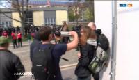 Christian Müller schlägt eine Gegendemonstrantin mit seinem Kamerastativ an die Schläfe