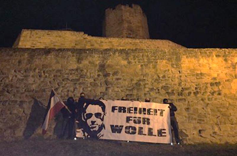 Nazis posieren im November 2016 vor der Burg Steinsberg (Sinsheim) mit einem Soli-Transparent für den mutmaßlichen NSU-Unterstützer Ralf Wohlleben.
