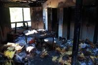 Hier in diesem Zimmer brach das Feuer am Montagmorgen zwischen vier und fünf Uhr aus. Fest steht bisher, dass es keine technische Ursache war, also etwa ein Kurzschluss.