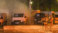 Feuerwehr löscht brennende Transporter  Foto: Spreepicture