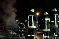 Ein lauter Knall schreckte die Polizisten in der Eisenbahnstraße auf - als sie auf die Straße liefen, stand der Wagen bereits in Flammen.