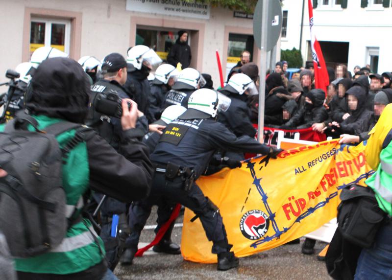 Nicht die einzige Attacke der Polizei. Einsatzkräfte greifen Demo an.