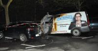 Durch den Brand am SPD-Wahlkampfbus wurde auch ein daneben geparkter Seat zerstört (Foto: spreepicture)