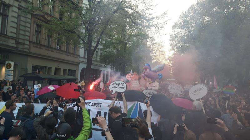 Fotografenmeute an der Demospitze am 1.5.2016 in Berlin-Kreuzberg