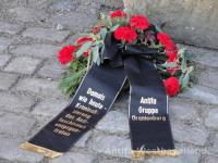 Kranz an Gedenkplakette für die Opfer des KZ Oranienburg