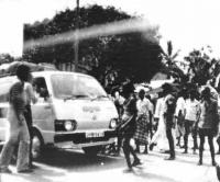 Schwarzen Juli 1983 in Bildern:Autos werden angehalten und Tamilen werden ausgesondert