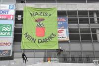 Fassadenkletterer brachten über der Hauptbühne am Marietta-Quartier ein Banner an: "Nazis? Nein Danke". Fotos (5): B. Ahlert
