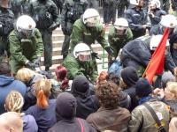 Die Polizei räumt Blockade vor St. Eberhardskirche