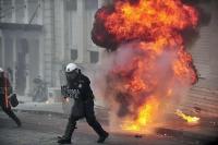 In Griechenland kocht die Stimmung über. Demonstranten werfen mit Brandsätzen auf Polizisten. - Foto: AFP