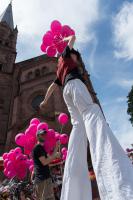 Stelzen und Luftballons vor der Johanneskirche