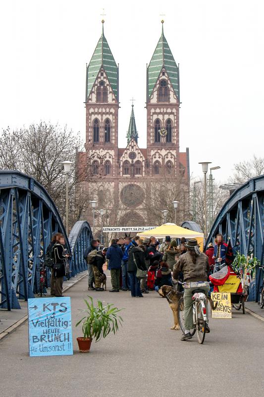 21.02.2004, Aktionstag mit veganem Brunch auf der blauen Brücke sowie Musik, Umsonstladen und Infoständen auf dem Platz der Alten Synagoge.