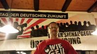 Im September 2016 hatte der Nazi im Raum Karlsruhe an einer Veranstaltung zum TddZ teilgenommen.