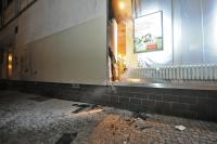  Bei dem Anschlag auf eine Filiale der Santander Bank in Neukölln ging auch eine Scheibe zu Bruch 