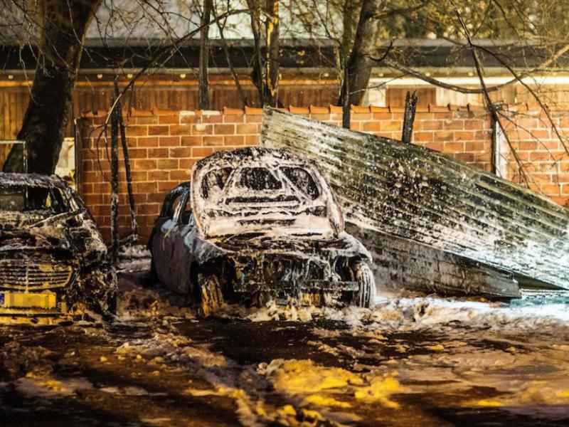 Diese beiden Botschaftsfahrzeuge brannten vollständig aus, die Feuerwehr löschte mit Schaum / Foto: dpa