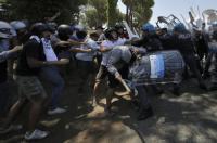 Rom, 17. Juni 2015, Stadtteil La Storta, römische Faschisten und Rassisten liefern sich eine Schlägerei mit der Polizei VII