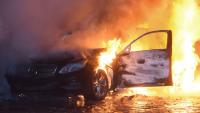 Ein Mercedes steht in Brand – es ist nur eines von insgesamt 28 Autos, die in der Nacht in Berlin demoliert wurdenFoto: spreepicture