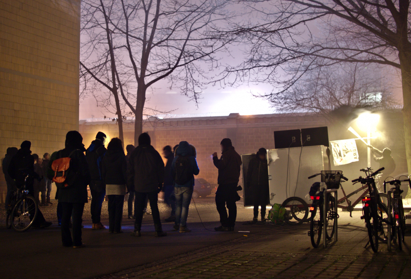 Protest an der Knastmauer