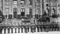 Soldaten stehen Wache während der Beerdigung von Walter Rathenau: Der deutsche Industrielle und Politiker wurde 1922 von Rechten ermordet.