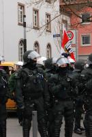 Deutsche Polizisten schützen die NPD