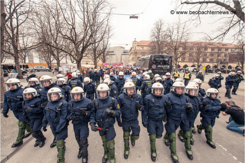 Ein massives Polizeiaufgebot schützt die homophobe Demo.