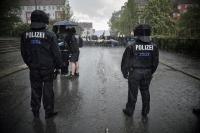 Vom Regen in die Traufe, die Sächsische Polizei hier am 1. Mai 2014 in Plauen (Quelle: flickr.com/photos/110931166@N08/)