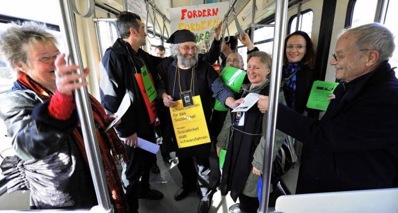 Bei der Demo für verbilligte Regiokarten für Bedürftige verteilte Martin Klauss, Leiter des „Runden Tisches zu den Auswirkungen der Hartz-Gesetze in Freiburg“, Flugblätter in der Straßenbahn.