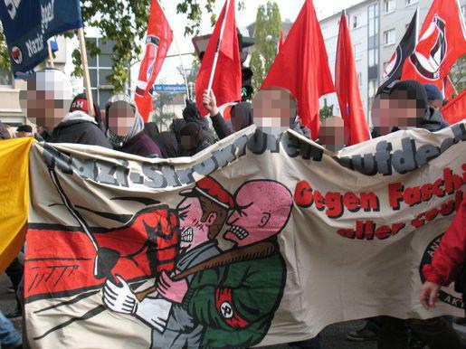 Demonstration gegen das "Nationale Zentrum" Rössle in Söllingen im Oktober 2010.  Foto: I.Wentz