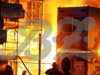 Gleißend hell: Baumaterialien zwischen Containern und der Hausfassade wurden in Brand gesetzt