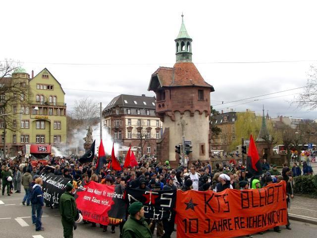 20.03.2004, Bei der Love or Hate Parade mit galaxisweiter Mobilisierung demonstrierten über 2.500 Leute für die KTS durch Freiburg.