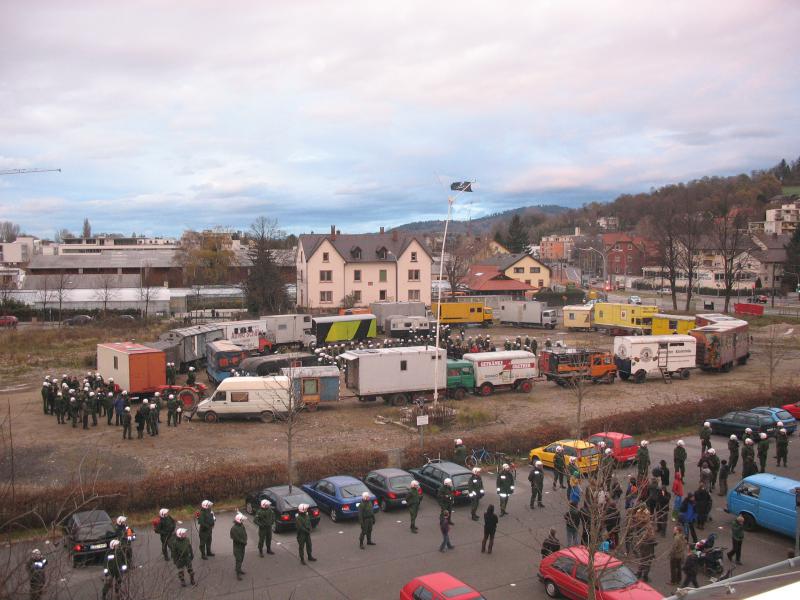 03.12.2005, Bereits kurz nach der Besetzung für einen neuen Wagenplatz wurde der Fahnenmastplatz im Stadtteil Vauban wieder geräumt, die Wagen der Schattenparker wurden beschlagnahmt.
