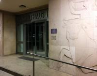 Grüße an OB Henz: Erneut wurde ein Gedenkstein am Rathaus ange­bracht – dies­mal als Aufk­le­ber