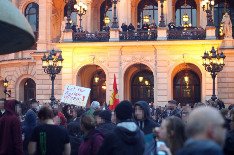 an der alten oper: let the system collapse!