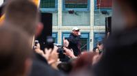 Hannes Ostendorf sing für die "Hooligans gegen Salafisten" am 26. Oktober 2014 in Köln.