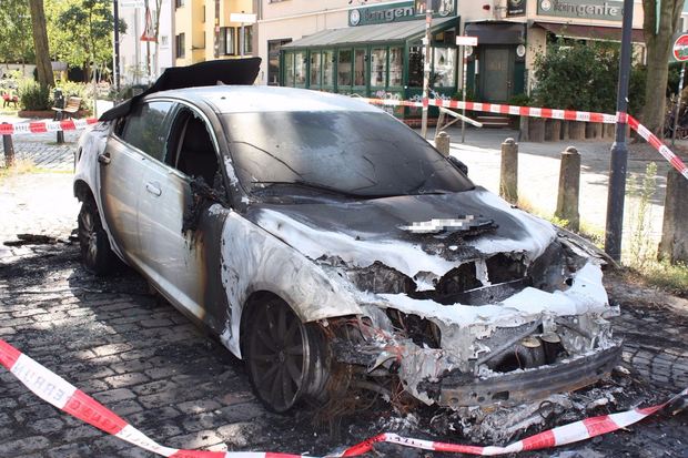 Im Bremer-Viertel hat in den frühen Morgenstunden ein Auto gebrannt.  (Daniel Stöckel)