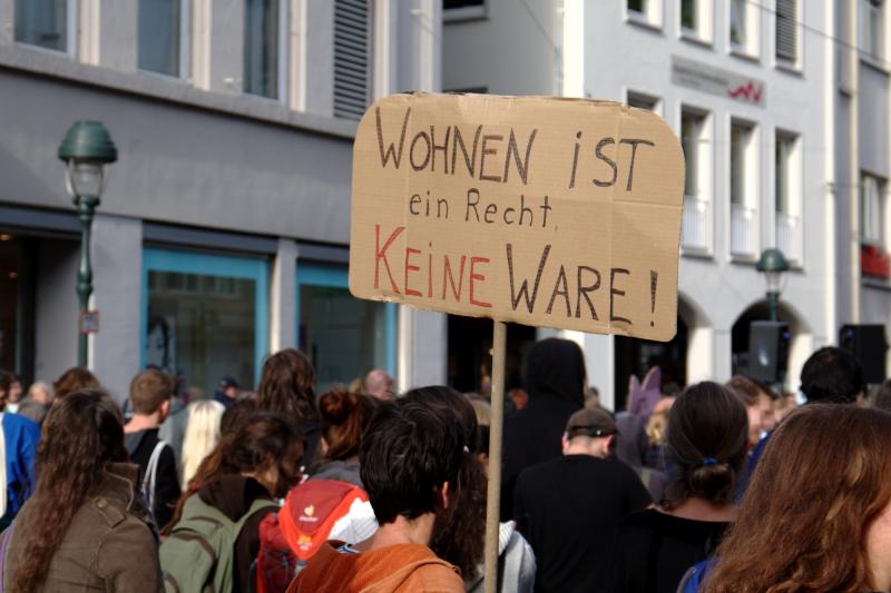 Wohnen ist ein Recht & keine Ware!