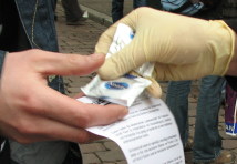 Kondome werden verteilt
