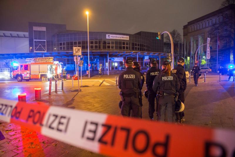 Unbekannte haben einen Anschlag auf die Messehallen verübt.Es wurden Barrikaden angezündet und Scheiben zerstört.