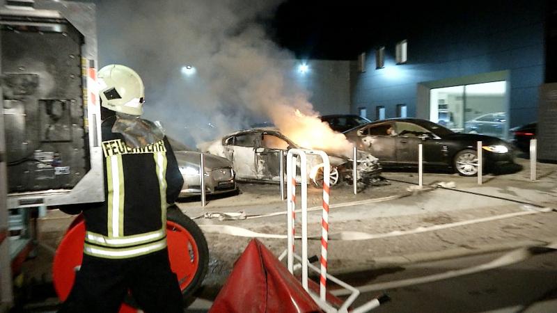 Drei der Wagen seien mit hoher Wahrscheinlichkeit mit einem Brandbeschleuniger übergossen und angesteckt worden.