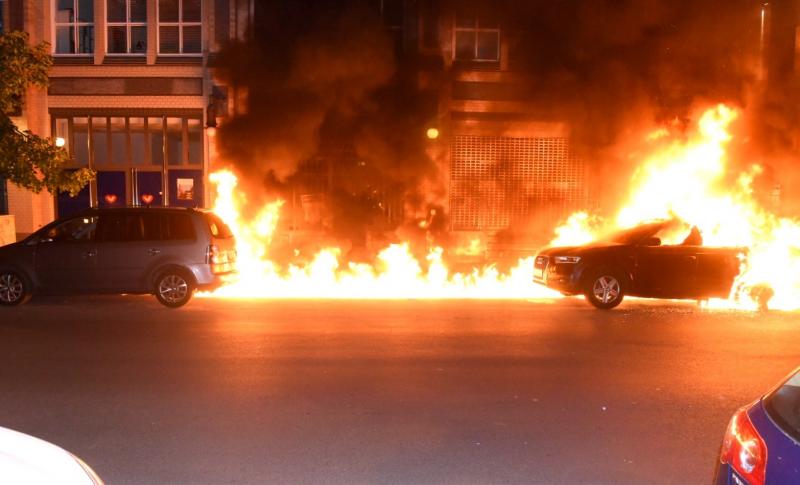 Die sich durchziehenden Flammen zeigen, dass hier Benzin eingesetzt wurde Foto: Spreepicture