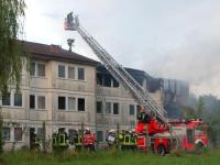 Feuerwehrleute löschen das brennende Wohnheim.
